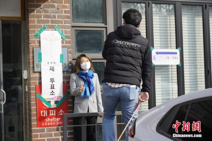 图为首尔市钟路区一投票站外，完成投票的选民拍照留念。&nbsp;中新社记者 刘旭 摄