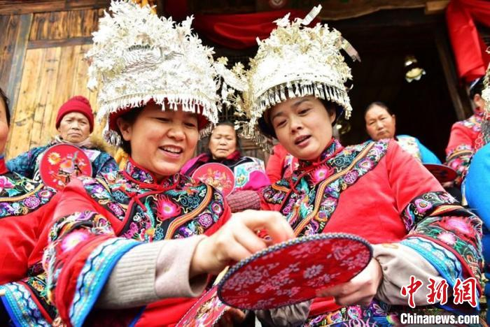 图为古苗文化的“活化石”酉州苗绣。　邱洪斌 摄