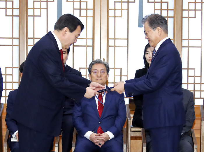 资料图：尹锡悦和韩国现任总统文在寅。图/IC photo