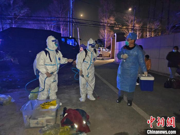 疾控人员开展消杀。　余杭区疾控中心供图