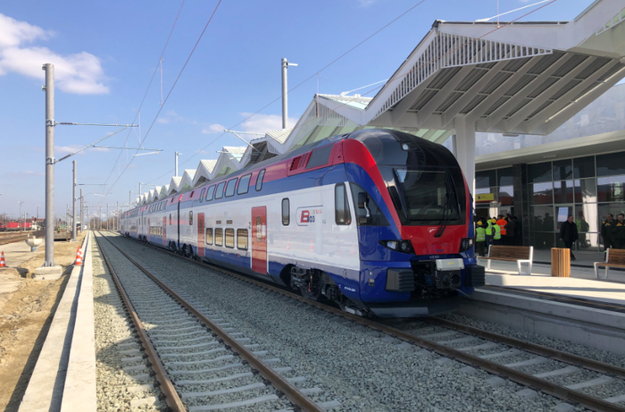 首趟实验列车驶入匈塞铁路诺维萨德车站