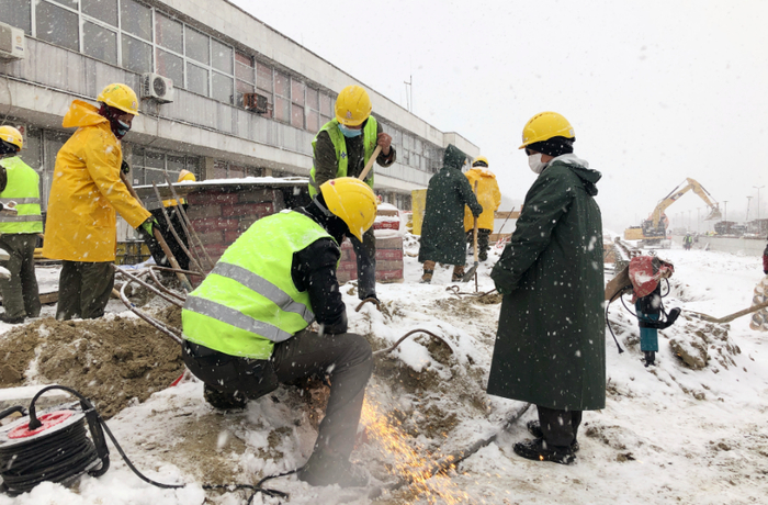 中铁十一局集团建设者工人们正在进行站前改造