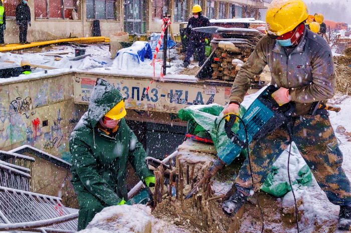 中铁十一局建设者正在风雪中干活