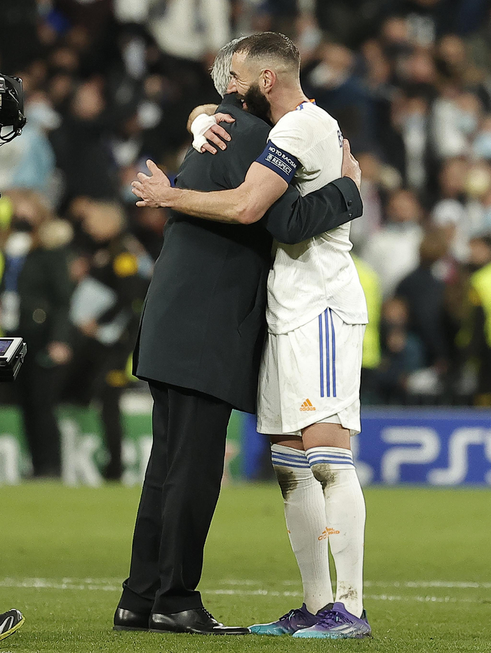 安切洛蒂拥抱本泽马。