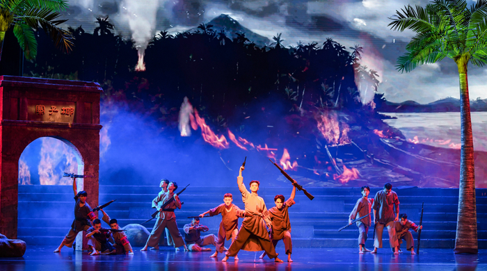 2021年6月29日，红色舞台剧《光耀琼崖》在海口湾演艺中心上演。苏弼坤/摄