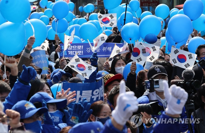 3月4日，李在明在江原道举行拉票活动。图为支持者们呼喊着李在明的名字。 韩联社
