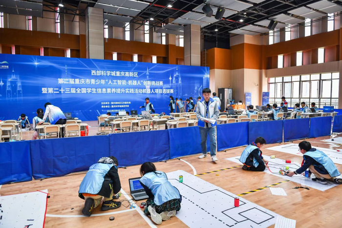参赛选手进行调试。邹乐 摄