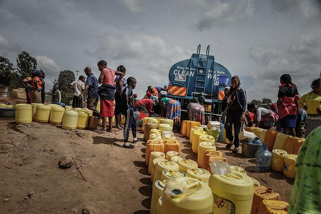 　当地时间2022年1月11日，肯尼亚内罗毕，在缺水期间，人们去接桶装水。