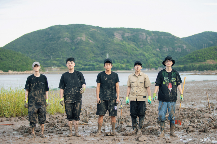 陈赫（左二）与鹿晗（左一）、邓超（中）、彭昱畅（右二）、刘昊然（右一）一同参加《哈哈哈哈哈》。图片来自陈赫微博