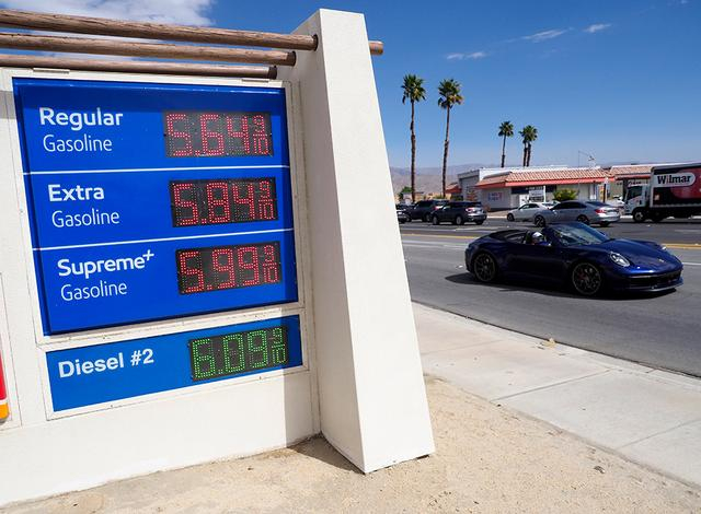 当地时间2022年3月10日，美国加州，加油站显示的汽油价格。 澎湃影像 图