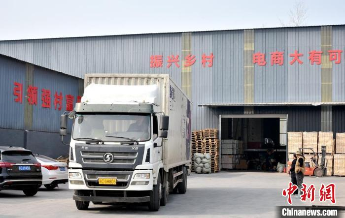 订单多的时候，一天走货车10多辆是常事。　朱志庚 摄