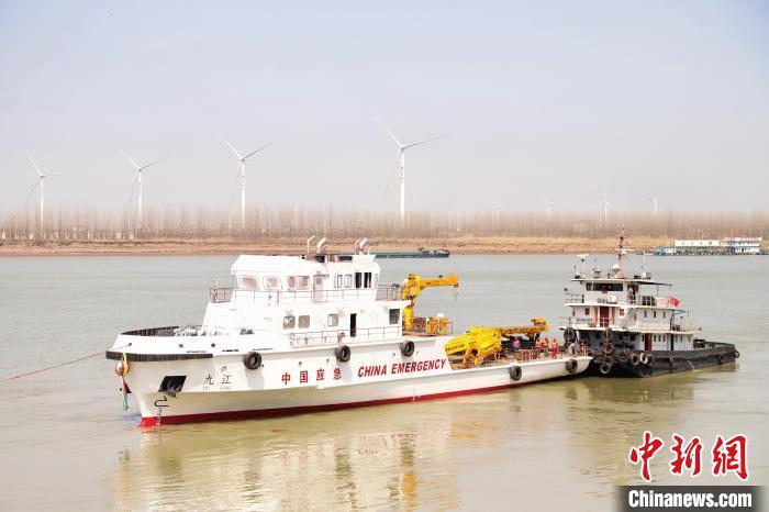 该船建成入列后，将承担江西九江及沿江水域抗洪抢险、堤防加固、水上消防救援、拖带救助等任务。　王洁 摄