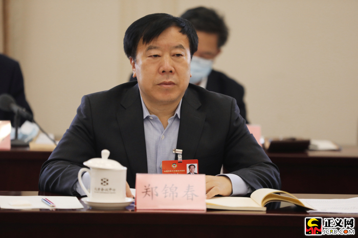 全国政协委员、内蒙古自治区人大法制委员会副主任委员郑锦春