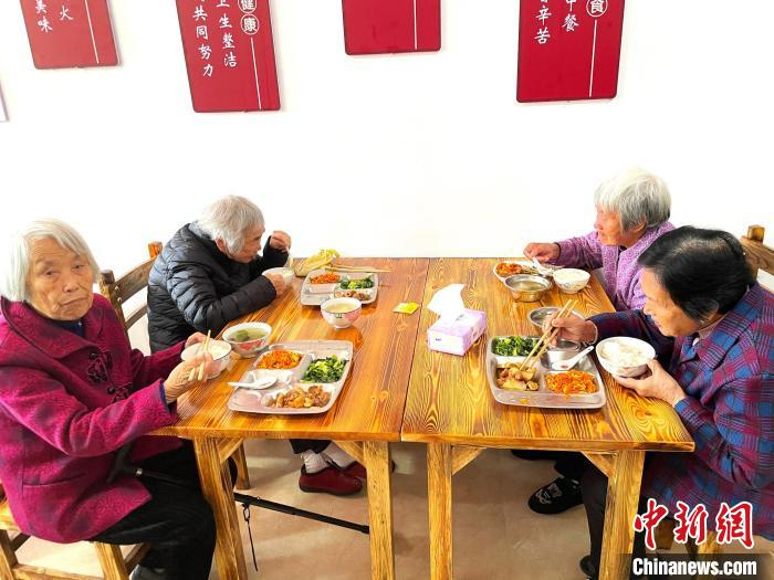 孝老食堂内老人正在用餐。　吕巧琴 摄