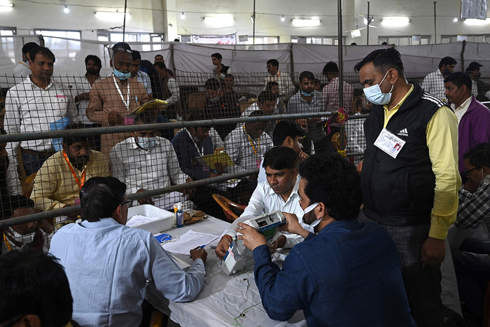 当地时间2022年3月10日，印度北方邦，工作人员正在计票。视觉中国 图