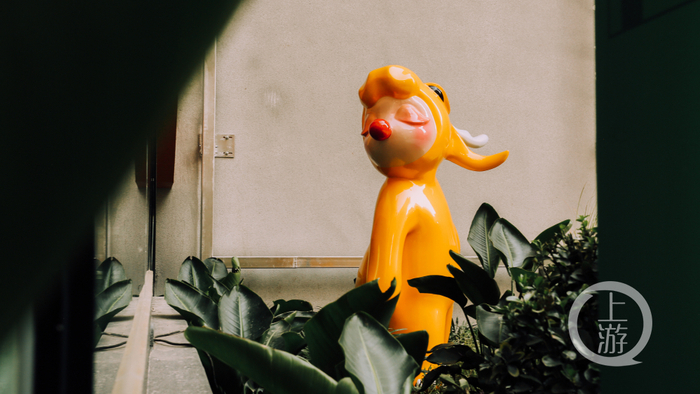 ▲“长”在老旧社区里的艺术创作