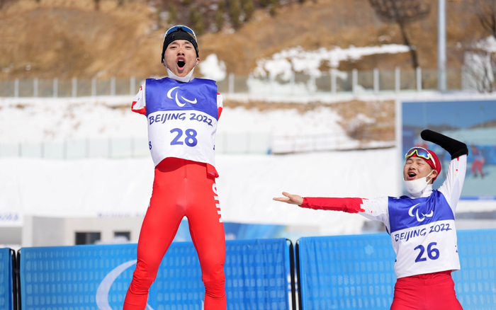 王晨阳（左）和队友蔡佳云在比赛后庆祝。图/新华社