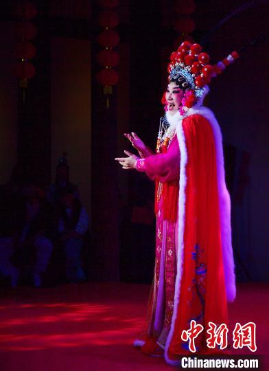 图为闽剧名家林瑛在表演闽剧《双娇公主》选段。　张斌 摄