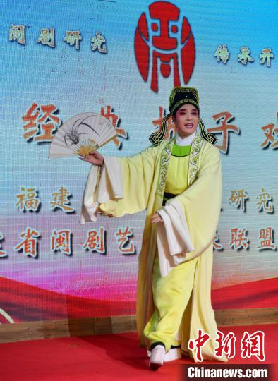 图为闽剧青年演员杨帅在表演闽剧《紫玉钗》选段。　张斌 摄