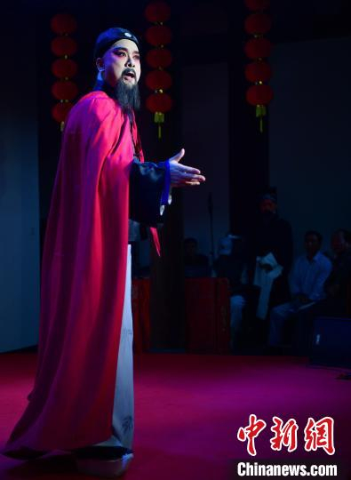 图为闽剧名家吴则文在表演闽剧《林则徐复出》选段。　张斌 摄