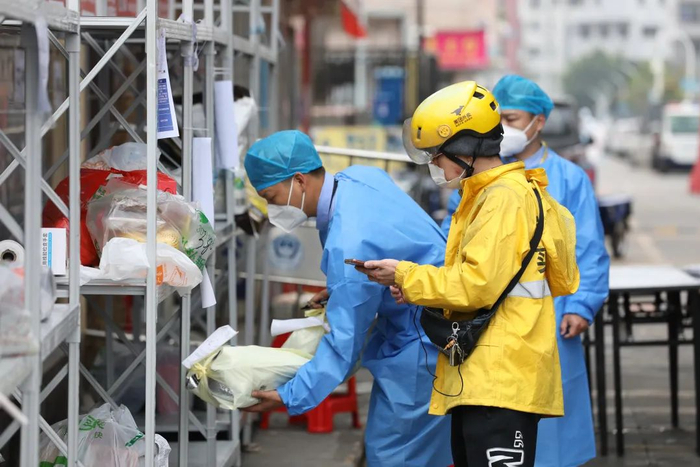 风里雨里，外卖小哥都不会缺席