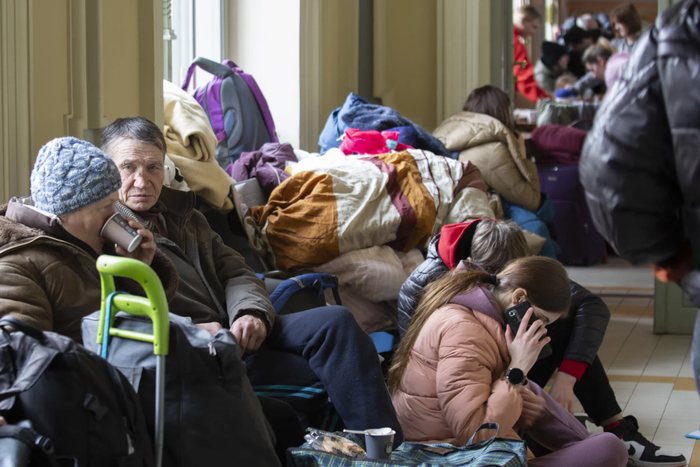 普热梅希尔市火车站里的走廊、椅子和人行道都挤满了难民。