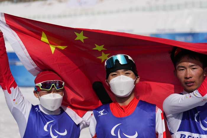 王晨阳（中）、蔡佳云（左）和第四名刘晓彬合影。图/新华社