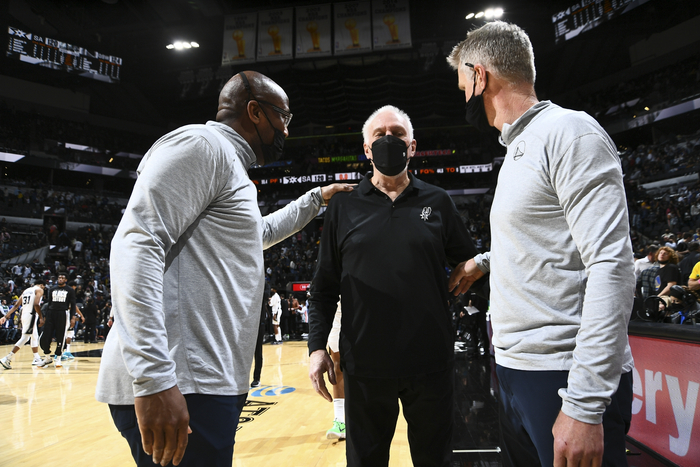 金州勇士的助理教练麦克·布朗（左）和主教练科尔（右）都曾是他的弟子。