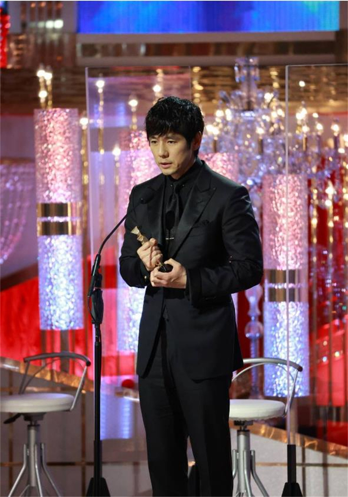 西岛秀俊发表获奖感言。