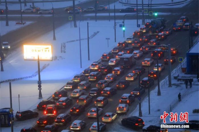 2021年12月7日，俄罗斯首都莫斯科普降大雪。中新社记者 田冰 摄