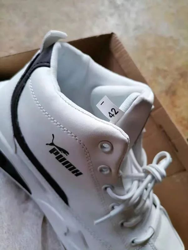 王先生收到的鞋，logo为PUMH。  
