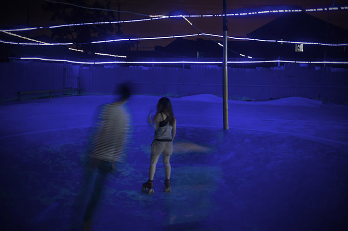  2013年08月22日  宁波   夜已深，溜冰场里不忍离去的青年人。