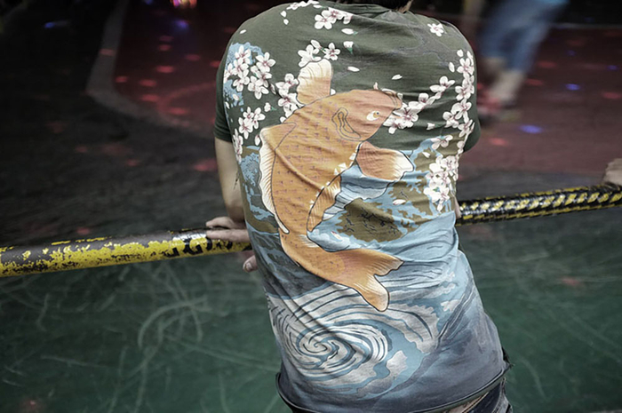 2014年08月02日  宁波   小郑在围栏上看美女。