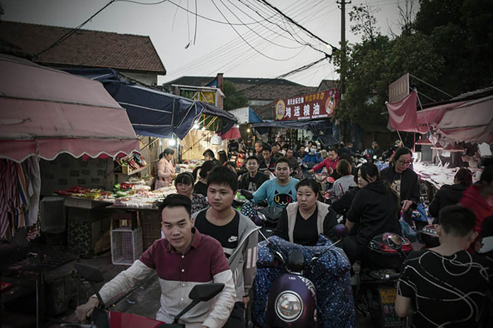 2018年10月24日  宁波    下班时间的村口。