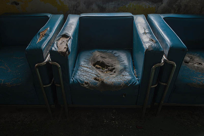 2019年06月21日  宁波    被坐坏的沙发。