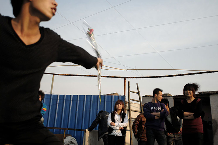 2011年03月27日  宁波    小诚举着康乃馨，寻找心仪的女孩。