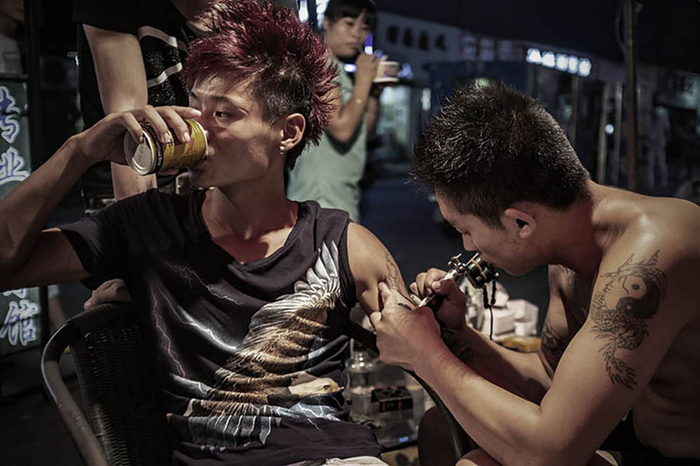 2013年08月24日  宁波   小诚为了吸引女孩注意，他在左手臂上纹身。