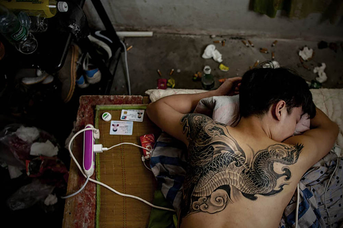 2019年05月01日  宁波     浩仁和室友一起酒后回家。