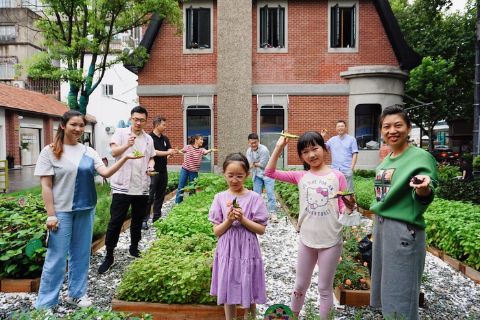 许多父母带着孩子前来体验亲手种植的乐趣。   CREATER创邑 图