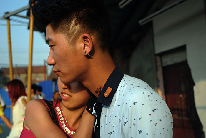 2014年05月01日   宁波   女友特意去附近的首饰店买耳钉送给阿强。