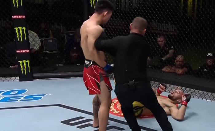 KO!宋亚东冲进前十创纪录,疯狂欢呼庆祝,李景亮:起飞的感觉|UFC|莫拉雷斯|对手|量级|排名_新浪体育_新浪新闻