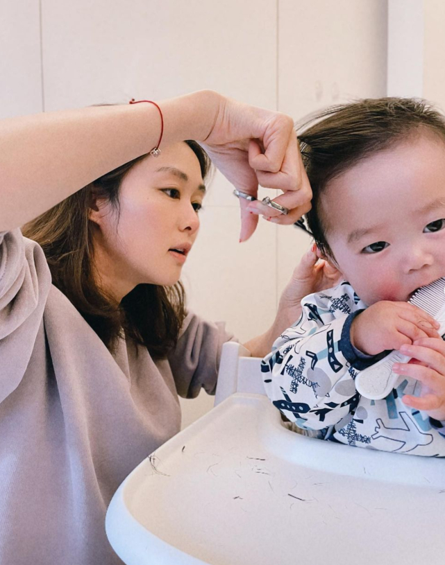 前tvb花旦岑丽香在家为大儿子庆3岁生日 亲自布置场景兼跳舞助兴