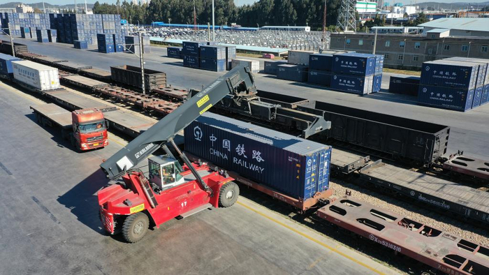 　　中老铁路国际货物列车正在装卸货物。（中国铁路昆明局集团有限公司供图）