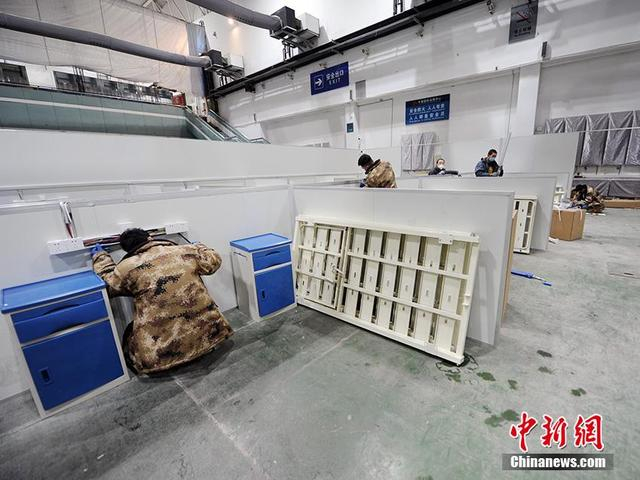 在“方舱医院”建设现场，工作人员正在紧张施工。 张瑶 摄