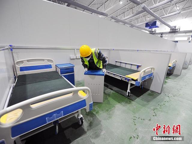 在“方舱医院”建设现场，工作人员正在紧张施工。 张瑶 摄