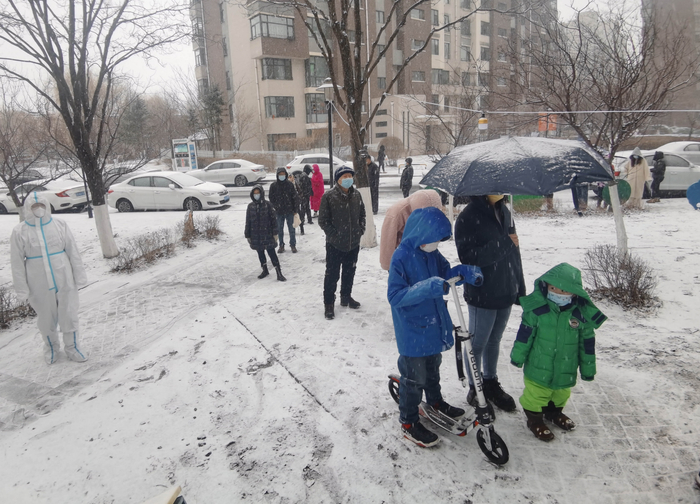 2022年3月12日，吉林长春，双德乡保利社区，市民排队做核酸。图/IC photo