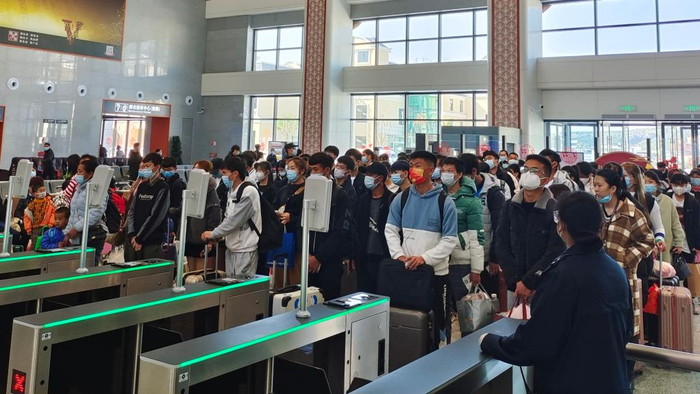 　　旅客在中老铁路元江站排队上车。（中国铁路昆明局集团有限公司供图）