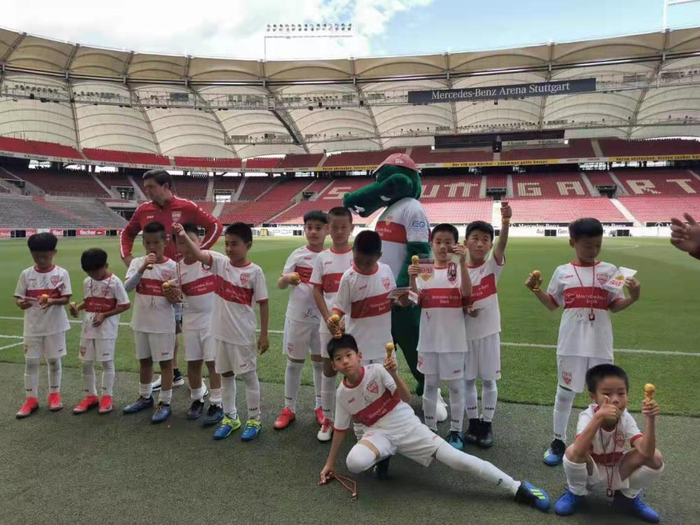 郭传俊和球队的孩子在外地游学。 许莺供图