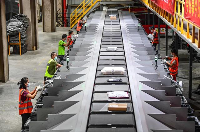 顺丰速运海口美兰中转场拍摄的快递分拣、打包现场。资料图