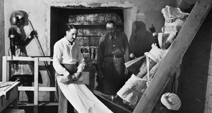 卡特在研究文物